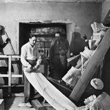 Howard Carter steht im Vorraum des Tutanchamun Grabes