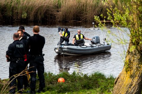 Polizisten suchen die Oste mit einem Sonarboot nach Arian ab