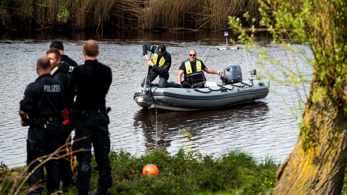 Polizisten suchen die Oste mit einem Sonarboot nach Arian ab