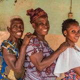 Die 60-jährige Gnoussiado mit ihrer Tochter Assana und Mutter Akoyiki in ihrem Dorf im westafrikanischen Togo