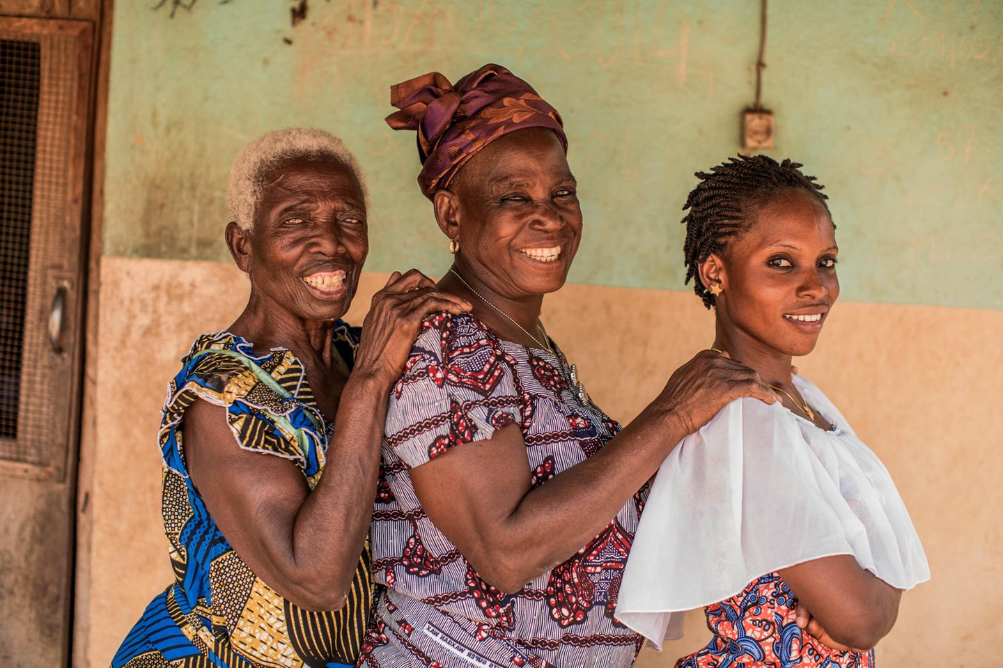 Togo Die 60-jährige Gnoussiado mit ihrer Tochter Assana und Mutter Akoyiki in ihrem Dorf im westafrikanischen Togo