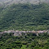 Einsam liegt Cocullo in einem Tal in den Abruzzen, rund 150 Kilometer östlich von Rom. Das Bergdorf mit seinen 213 Einwohnern führt 364 Tage im Jahr ein sehr beschauliches Leben. Am 1. Mai jedoch kommen tausende Touristen, um dem Festa dei Serpari, dem Fest der Schlangenfänger, beizuwohnen. 