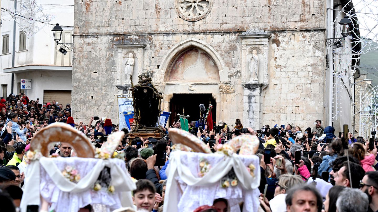 Zum Fest gehört auch der traditionelle Bittgang durchs Dorf. Junge Männer aus der Dorfgemeinschaft tragen die hölzerene und Schlangen beladene Statue des Heiligen Domenikus aus der Kirche durch die Gassen Cocullos. 