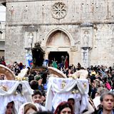 Zum Fest gehört auch der traditionelle Bittgang durchs Dorf. Junge Männer aus der Dorfgemeinschaft tragen die hölzerene und Schlangen beladene Statue des Heiligen Domenikus aus der Kirche durch die Gassen Cocullos. 
