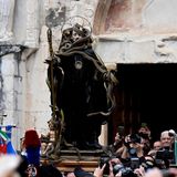 Woher der Brauch kommt, ist nicht gänzlich geklärt, doch die Nähe zu den Schlangen gibt es bereits seit Jahrtausenden. Bereits vor 4000 Jahren lebte in der Region ein etruskisches Volk, das die Schlangen beschwörende Fruchtbarkeitsgöttin Angizia verehrte. Erst seit dem 16. Jahrhundert wird Domenikus in der Gemeinde verehrt. Für die Prozession wurde früher immer der erste Donnerstag im Mai gewählt, seit wenigen Jahren aber findet sie immer am 1. Mai statt.