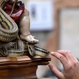 Keine Berührungsängste: Viele der Bewohner und Touristen gehen auf Tuchfühlung mit den Schlangen. Nicht immer geht das gut aus, die ungiftigen Tiere beißen gelegentlich blitzschnell zu.