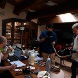 Die Schlangen sind auch Teil der Forschung in der Region. Die Serpari helfen nicht nur, den Bestand der unterschiedlichen Arten zu kontrollieren, während die Forscher der Universität Bari testen, ob und wie Schlangen seismische Aktivitäten wahrnehmen. 2009 war es wenige Kilometer weiter nördlich zu einem starken Erdbeben gekommen, bei dem 291 Menschen starben. 