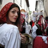 Auch die Frauen des Dorfes sind ein wichtiger und fester Bestandteil der Prozession: Traditionell balancieren zwei junge Frauen je einen großen Korb mit großen Broten auf ihrem Kopf. Weitere Frauen folgen der Prozession in traditionellen Gewändern, viele tragen dabei auch die Schlangen bei sich.