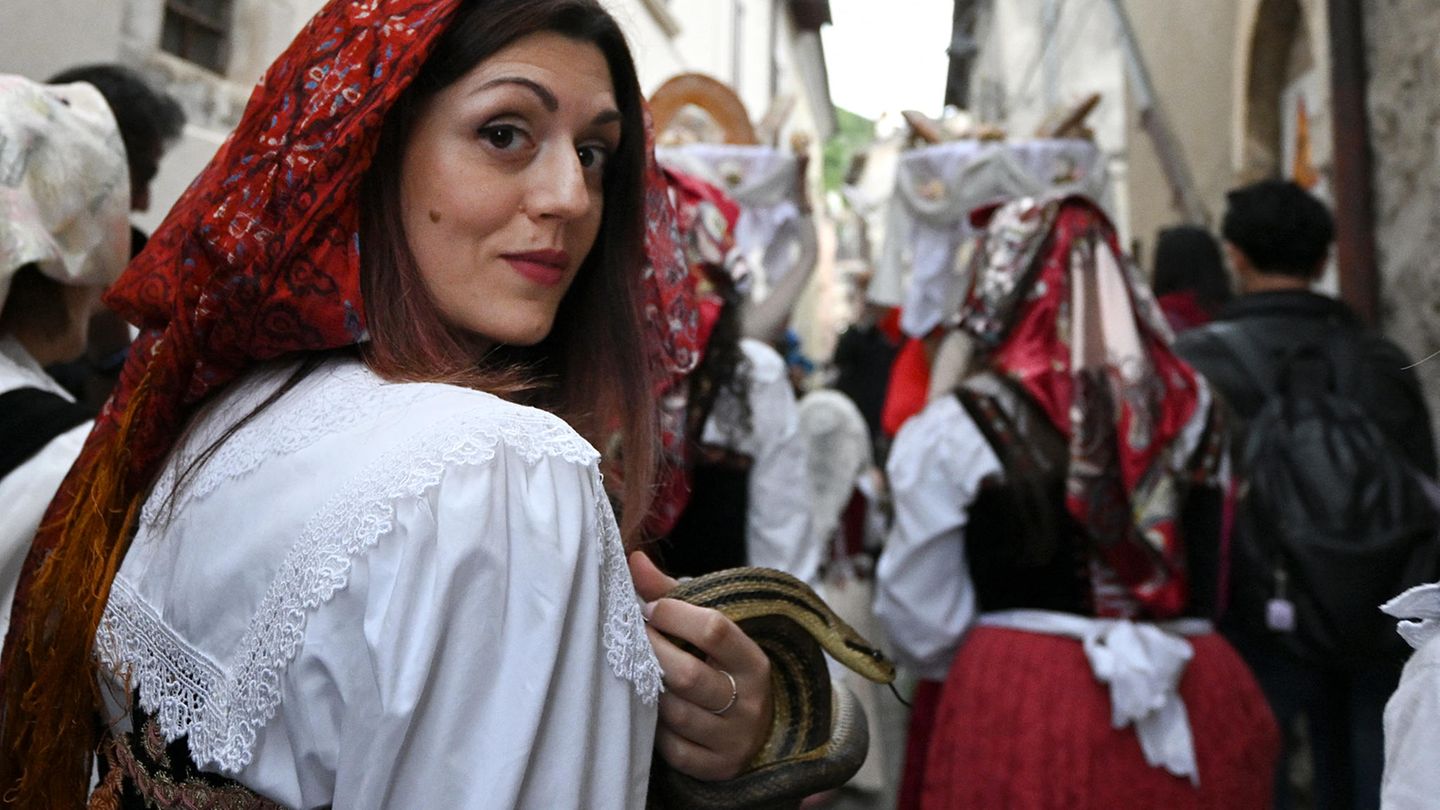 Auch die Frauen des Dorfes sind ein wichtiger und fester Bestandteil der Prozession: Traditionell balancieren zwei junge Frauen je einen großen Korb mit großen Broten auf ihrem Kopf. Weitere Frauen folgen der Prozession in traditionellen Gewändern, viele tragen dabei auch die Schlangen bei sich.