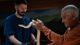 Tonino, einer der Schlangenfänger aus Cocullo, zeigt seinen Fang Professor Mendoza Jairo Alonso von der veterinärmedizinischen Fakultät der Universität Bari. 