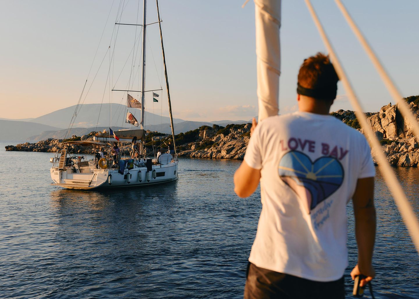 Skipper Yanik erklärt der Crew, wie man ein Päckchen baut