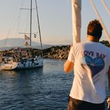 Skipper Yanik erklärt der Crew, wie man ein Päckchen baut