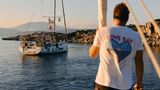 Skipper Yanik erklärt der Crew, wie man ein Päckchen baut