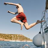 Hagen springt von der Segelyacht ins Wasser