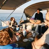 Die Reisenden sitzen zusammen beim Essen.