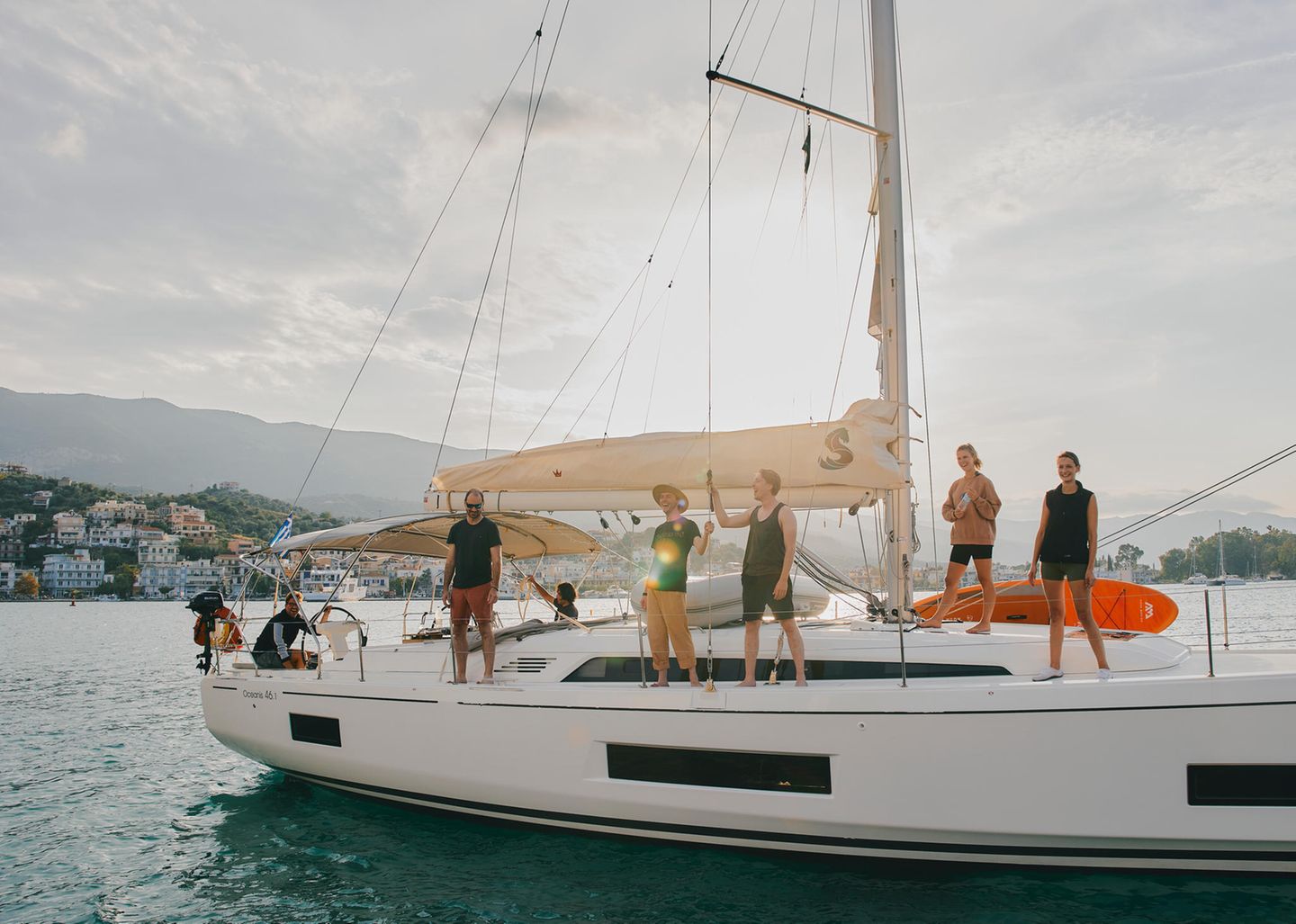 Die Crew auf der Segelyacht "Elli K" im Hafen von Poros.