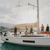 Die Crew auf der Segelyacht "Elli K" im Hafen von Poros.