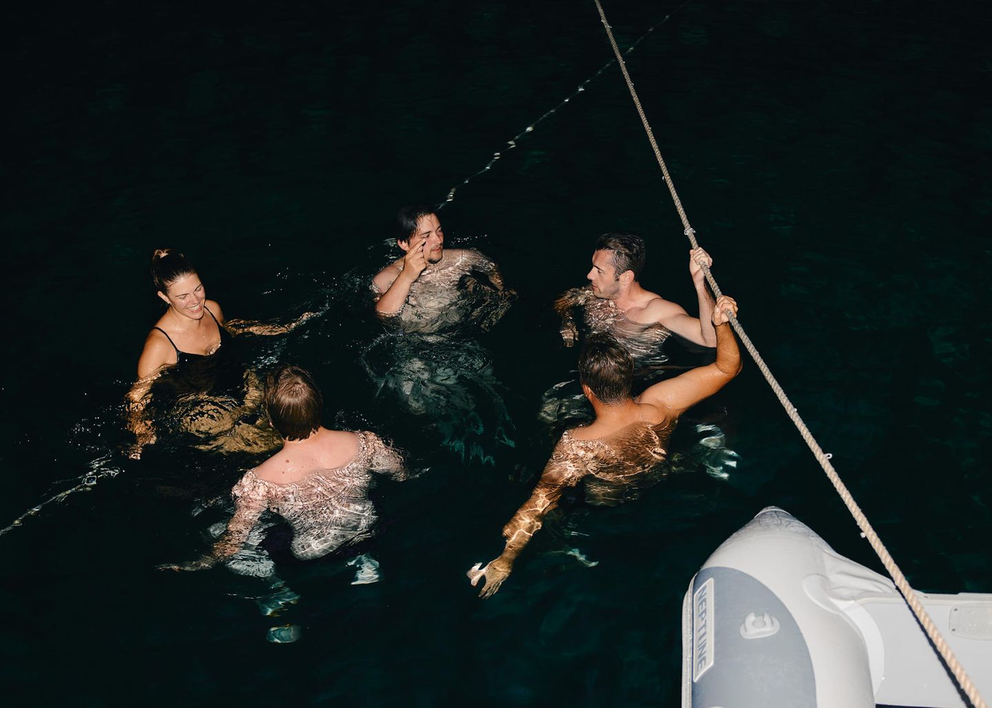 Die jungen Reisenden beim Nachtschwimmen im Meer