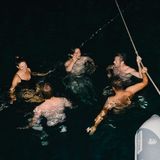 Die jungen Reisenden beim Nachtschwimmen im Meer