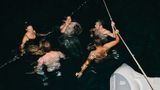 Die jungen Reisenden beim Nachtschwimmen im Meer