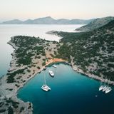 Die Elli K ankert inn einer Bucht. Man sieht die Bucht von oben.