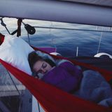 Lea schläft in einer Hängematte auf dem Deck.