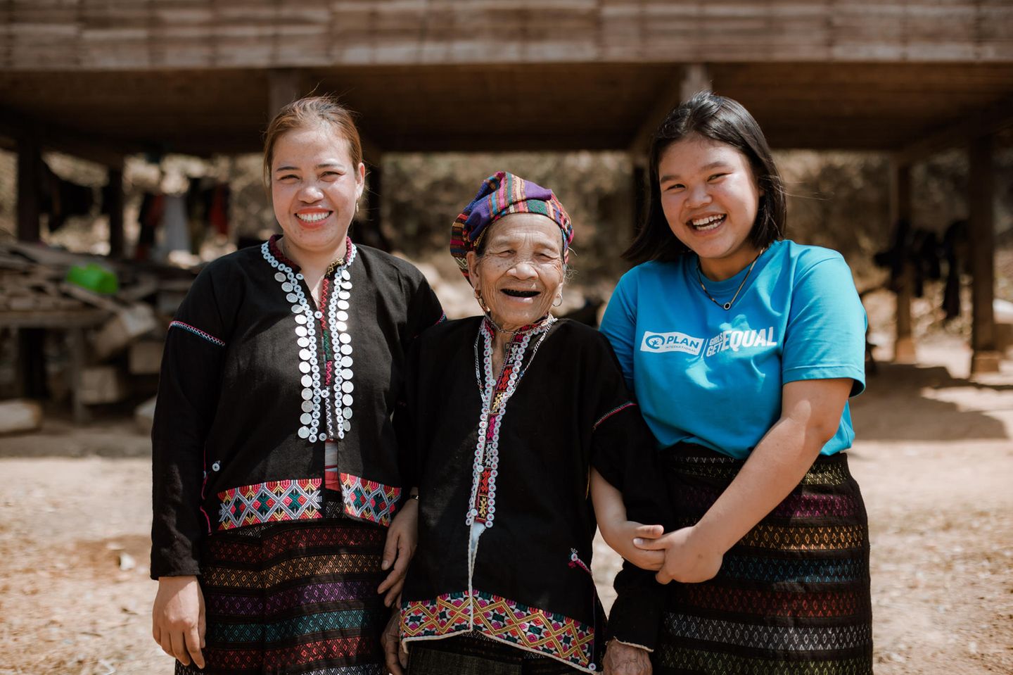 Vietnam Porträt von drei Frauen aus drei unterschiedlichen Generationen in Vietnam