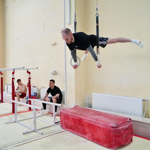2016 holte Oleg Wernjajew Olympia-Gold in Rio. Die Trainingsbedingungen diesmal sind ganz andere. Es ist Krieg, das Training wird immer wieder unterbrochen, weil Luftalarm ertönt