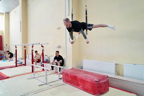 2016 holte Oleg Wernjajew Olympia-Gold in Rio. Die Trainingsbedingungen diesmal sind ganz andere. Es ist Krieg, das Training wird immer wieder unterbrochen, weil Luftalarm ertönt