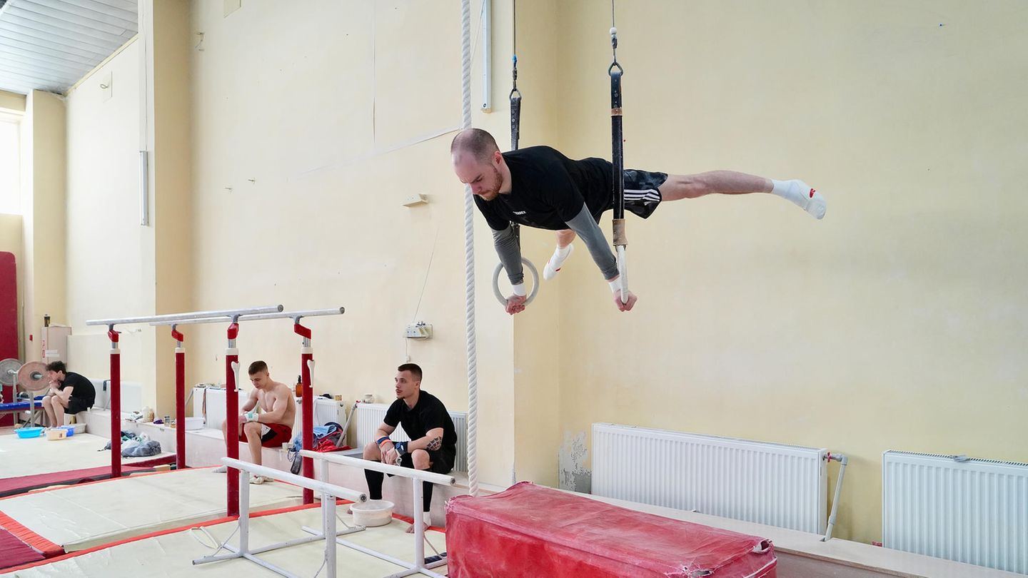 Ukrainische Olympioniken: 2016 holte Oleg Wernjajew Olympia-Gold in Rio. Die Trainingsbedingungen diesmal sind ganz andere. Es ist Krieg, das Training wird immer wieder unterbrochen, weil Luftalarm ertönt 2016 holte Oleg Wernjajew Olympia-Gold in Rio. Die Trainingsbedingungen diesmal sind ganz andere. Es ist Krieg, das Training wird immer wieder unterbrochen, weil Luftalarm ertönt