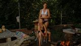 Meine Schwester umarmt ihren neunjährigen Sohn in einerm Garten.