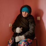 Oma sitzt in einer Ecke des Raumes und wartet auf den Beginn des Spaziergangs.