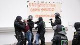 Polizisten räumen den besetzten Audimax der Universität Leipzig. Auf einem Plakat steht in roter Farbe "Uni-Besetzung gegen Genozid". Nach Angaben der Hochschule sollen 50 bis 60 pro-palästinensische Aktivisten an der Protestaktion beteiligt gewesen seien.