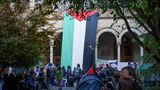 Eine riesige Palästina-Flagge hängt am Gebäude der Universität Barcelona. Im Innenhof haben Studierende ihre Zelte aufgeschlagen.