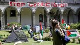 Auch in Neapel mobilisieren Studierende für den Frieden in Gaza. Im Innenhof der Fakultät für Literatur der Universität Federico II haben Mitglieder des Studentennetzwerks für Palästina ein Lager errichtet. "Stop Genocidido" steht auf einem Banner.