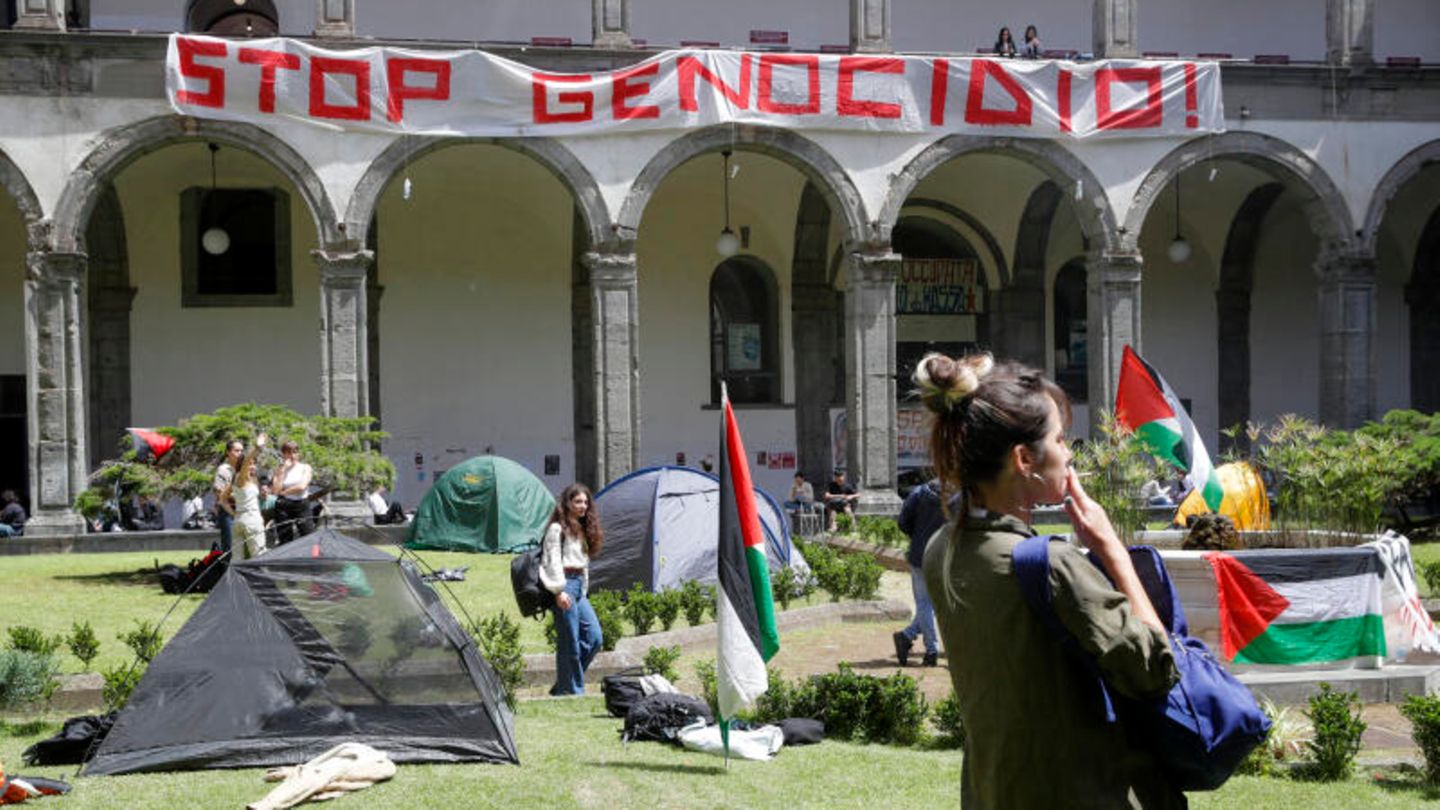 Auch in Neapel mobilisieren Studierende für den Frieden in Gaza. Im Innenhof der Fakultät für Literatur der Universität Federico II haben Mitglieder des Studentennetzwerks für Palästina ein Lager errichtet. "Stop Genocidido" steht auf einem Banner.