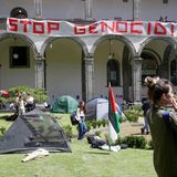Auch in Neapel mobilisieren Studierende für den Frieden in Gaza. Im Innenhof der Fakultät für Literatur der Universität Federico II haben Mitglieder des Studentennetzwerks für Palästina ein Lager errichtet. "Stop Genocidido" steht auf einem Banner.