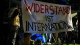 "Widerstand ist international" heißt es auf einem Protestplakat an der Universität Wien. Seit mehreren Tagen campen hier im Haupthof der Uni pro-palästinensische Aktivisten. Da sich das Protestlager in der Nähe eines Denkmals für die im Holocaust ermordeten österreichischen Juden befindet, gibt es viel Kritik.
