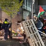 An der Universität Amsterdam eskalieren die Proteste. Hier löst die Polizei ein Lager mitten auf dem Campus auf und nimmt 169 Demonstrierende fest.