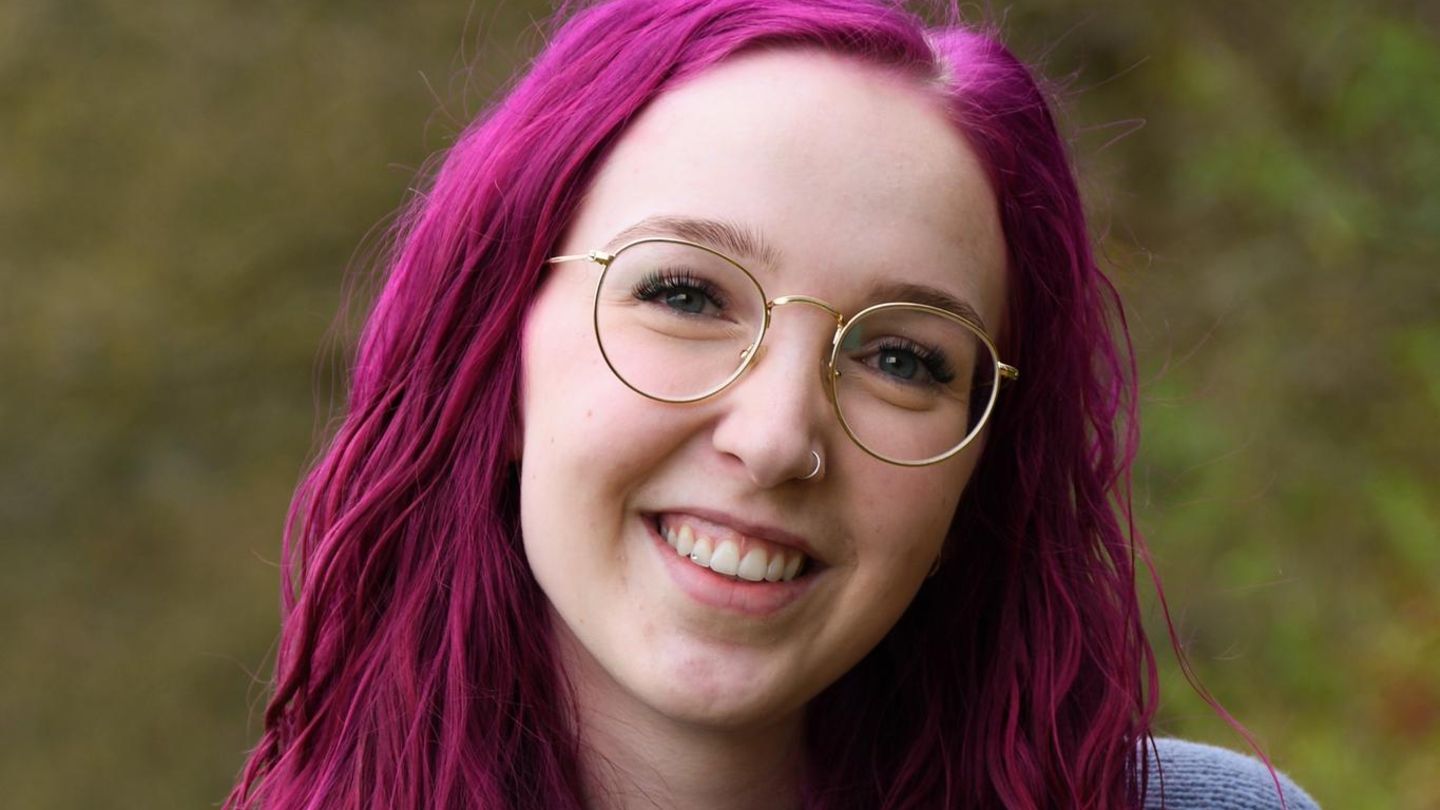 Dissoziative Identitätsstörung: Eine Frau mit Brille lächelt in die Kamera