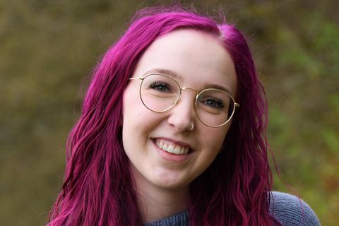 Dissoziative Identitätsstörung: Eine Frau mit Brille lächelt in die Kamera