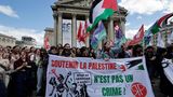 Studierende schwenken Palästina-Fahnen bei einer Solidaritätsaktion in Paris. An der renommierten Universität Sciences Po hatte die Polizei zuvor mehrfach Sitzblockaden aufgelöst.