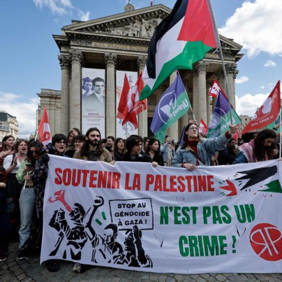 Studierende schwenken Palästina-Fahnen bei einer Solidaritätsaktion in Paris. An der renommierten Universität Sciences Po hatte die Polizei zuvor mehrfach Sitzblockaden aufgelöst.