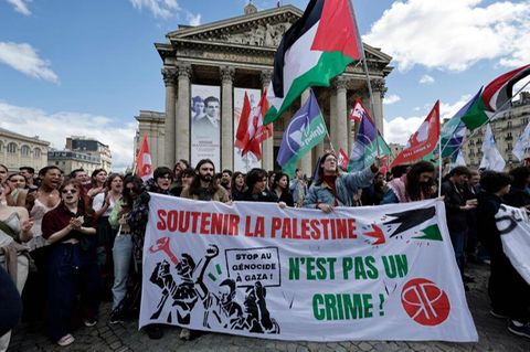 Studierende schwenken Palästina-Fahnen bei einer Solidaritätsaktion in Paris. An der renommierten Universität Sciences Po hatte die Polizei zuvor mehrfach Sitzblockaden aufgelöst.