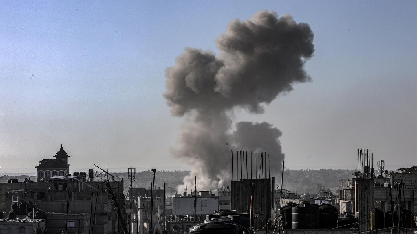 Nach einem israelischen Luftangriff steigt eine Rauchwolke über der Stadt Rafah auf