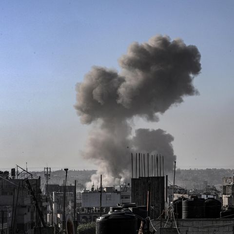 Eine Rauchwolke steigt nach einem israelischen Luftangriff über der Stadt Rafah auf