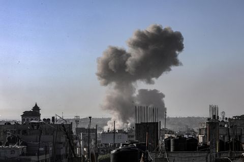 Eine Rauchwolke steigt nach einem israelischen Luftangriff über der Stadt Rafah auf