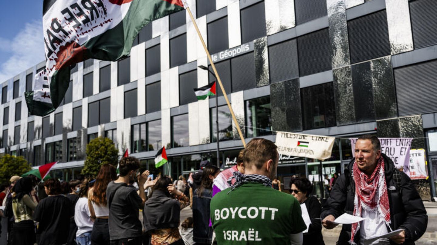 Seit mehreren Tage besetzt eine Aktivistengruppe die Eingangshalle der Universität Lausanne. Die Studierenden fordern den Boykott israelischer akademischer Einrichtungen und einen sofortigen Waffenstillstand in Gaza.