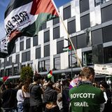 Seit mehreren Tage besetzt eine Aktivistengruppe die Eingangshalle der Universität Lausanne. Die Studierenden fordern den Boykott israelischer akademischer Einrichtungen und einen sofortigen Waffenstillstand in Gaza.