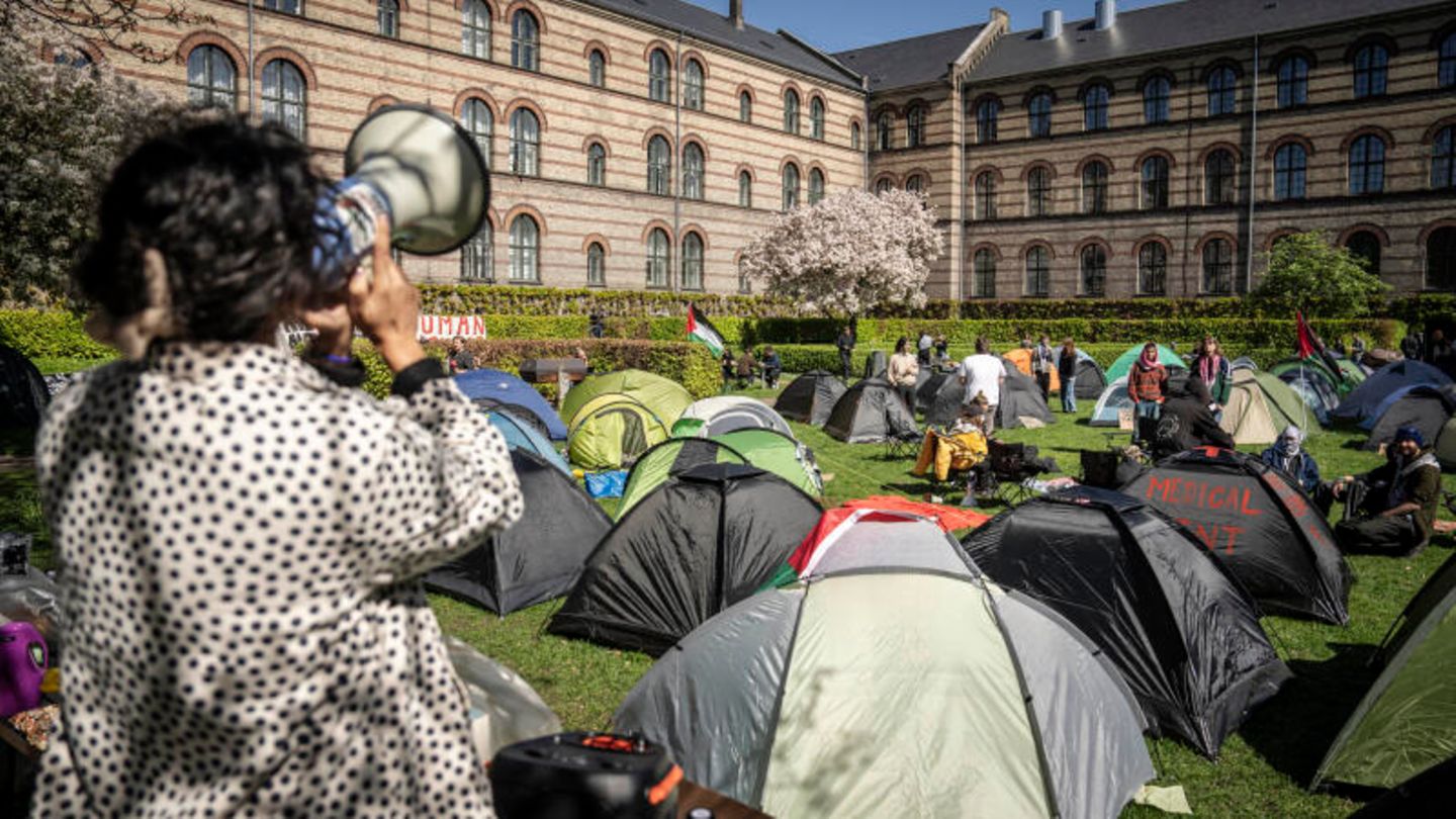 Ein ungewöhnlicher Anblick auch auf dem City Campus der Universität Kopenhagen. Aus Protest gegen den Krieg in Gaza haben Studierende hier ihre Zelte aufgeschlagen.
